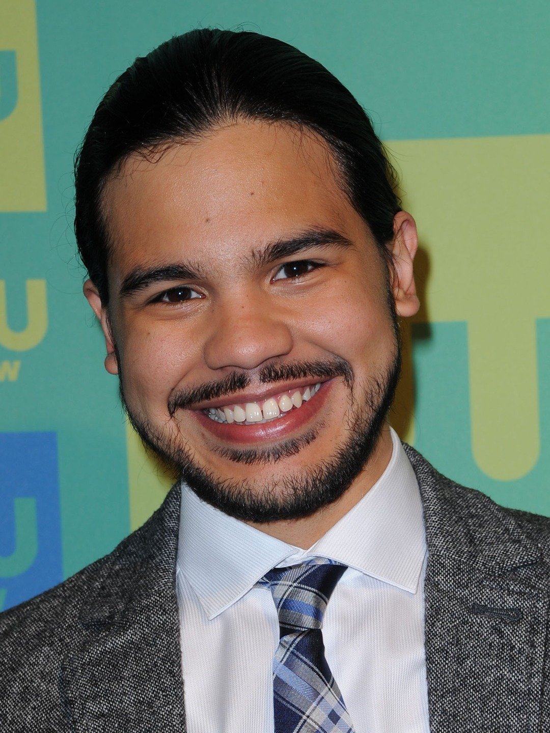 How tall is Carlos Valdes?